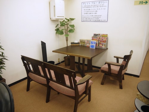 レトロな椅子が可愛い待ち席です。